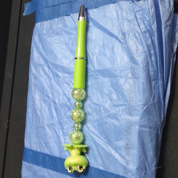 HOMEMADE DISNEY DOORABLES PRINCESSES TIANA (FROG) BEADED PEN - Picture 4 of 7